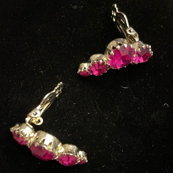 Vintage Weiss jewelry clip on earrings. Beautiful Classic collection get yours! - Picture 3 of 6